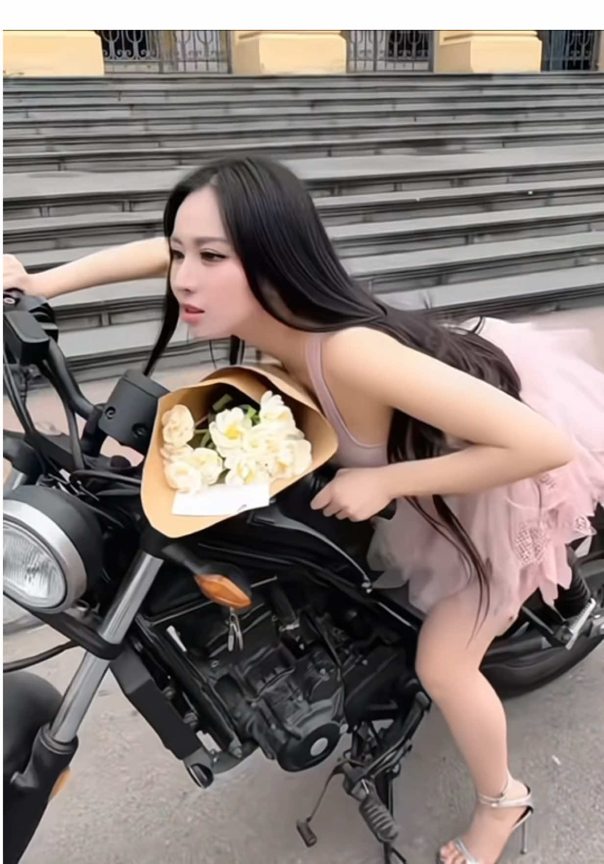 Mặc áo xinh của @DISTRICT ONE Tài A Líng tự tin cân mọi kèo.