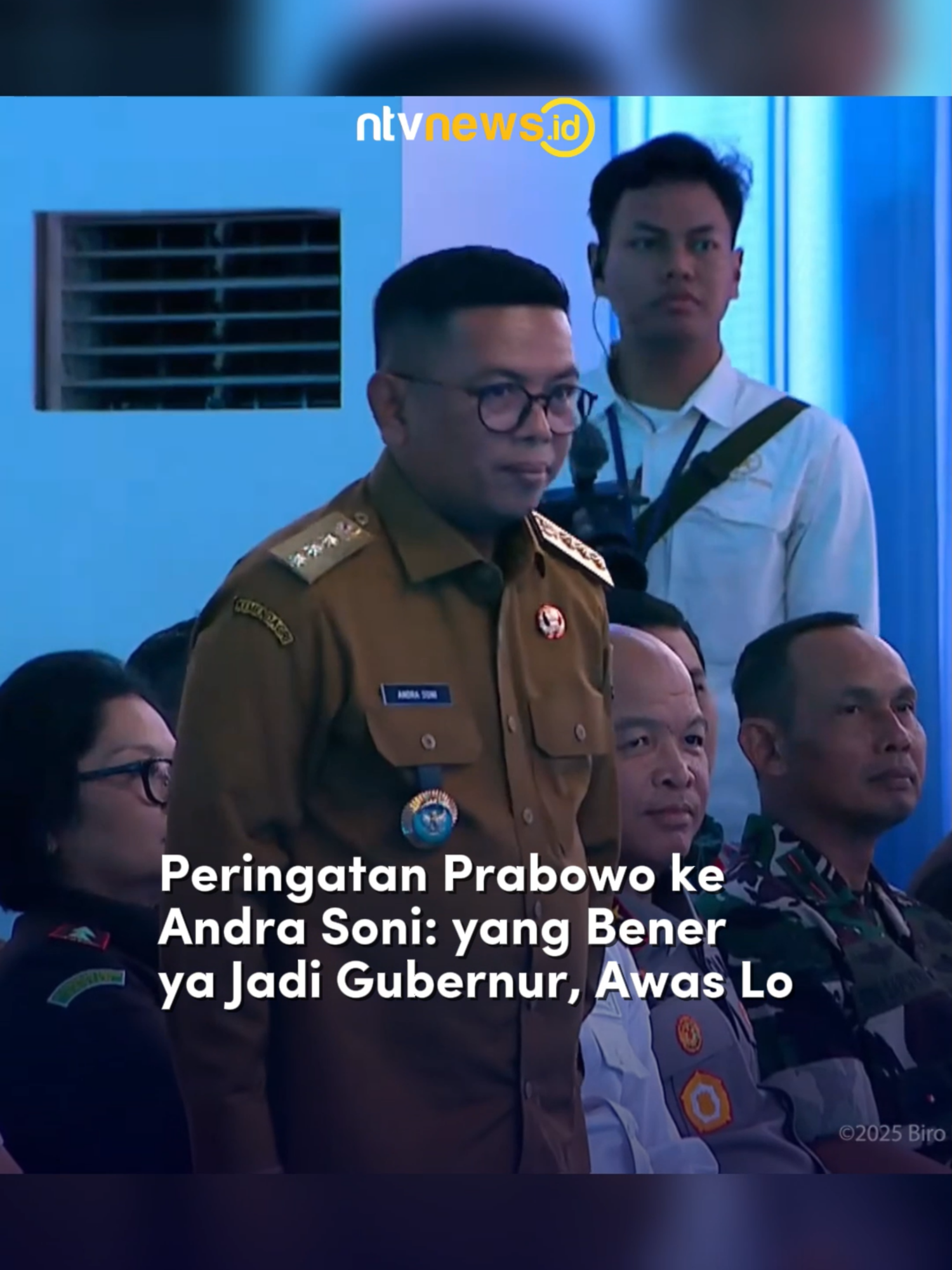 Presiden Prabowo Subianto menghadiri peresmian pabrik Lotte Chemical Indonesia di Cilegon, Banten, pada Kamis (6/11). Dalam acara tersebut, ia sempat melontarkan candaan kepada Gubernur Banten Andra Soni saat menyapanya di hadapan tamu undangan. “Gagah juga kau, bisa juga jadi gubernur, haha. Yang bener, ya, jadi gubernur, awas,” kata Prabowo, disambut gelak tawa tamu undangan. (as) #presidenprabowo #andrasoni #gubernurbanten #ntvnewsid