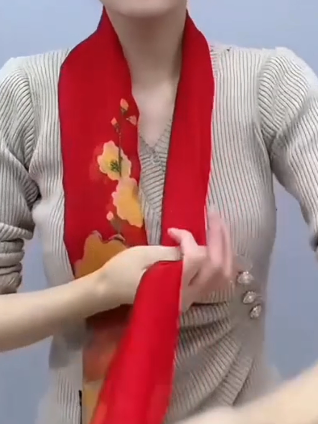 Tie tips🎀 Tie a Silk scarf  小窍门，丝巾系法 #scarf #beautiful #fashion #tik #silkscarf 