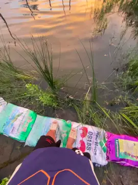 手里捧着的花，依然是大地之花。即使天地震动，你心里的那个人依然爱你 