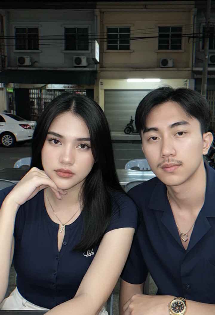 prompt Gemini ai couple bareng pasangan terbaru. Seorang pria dan wanita (merujuk pada fitur wajah, telinga, hidung, mulut, individu dari Gambar 1, 100% fotorealistik) diambil menggunakan kamera belakang, bidikan jarak dekat wajah, setengah badan. Menggunakan lensa RF 85mm full-frame, aperture f/1.4, resolusi tertinggi 8K, memberikan ketajaman realistis tingkat profesional. Wajah menggunakan blitz/flash yang kuat seperti kamera digital tahun 2000-an, cahaya menyebar (halasi/diffusion), menekankan ekspresi wajah yang tenang dan suasana segar seperti foto snapshot awal tahun 2000-an. Waktu malam hari, cahaya flash menyiram wajah, dan kulit menghasilkan pantulan (refleksi) cahaya lembut/halus. Banyak grain (bintik). Cahaya lampu mengenai kulit membuat kulit cerah, putih, berkilau, halus. Subjek Utama: Seorang wanita dengan rambut lurus panjang hitam pekat, di mana sebagian besar rambut terurai ke depan. Ekspresi: Subjek sedang duduk dan menopang dagu dengan tangan kanan (dari sudut pandang fotografer). Memiliki wajah yang terlihat datar/netral, mungkin terlihat sedikit berpikir atau menunjukkan sedikit kelelahan. Pakaian: Mengenakan kaos ketat lengan pendek berwarna biru tua atau navy. Terdapat kancing di bagian depan dan simbol berbentuk love' di dada. Mengenakan celana pendek berwarna terang (mungkin putih, krem, atau abu-abu muda). Mengenakan kalung berliontin huruf P dan gelang (di pergelangan tangan kiri) berhuruf P berwarna emas. Dan pria duduk di sebelah wanita mengenakan kamera biru navy dengan kancing terbuka.  Aksesoris pria mengenakan kalung berbentuk love jam tangan rolex. 🌃 Latar Belakang dan Lingkungan (Setting) Lokasi: Terlihat seperti area restoran pinggir jalan atau pasar malam di tempat terbuka. Terdapat meja dan kursi plastik berwarna perak di sekitarnya. Latar Belakang: Di belakang terdapat bangunan komersial (ruko) atau rumah deret satu atau dua lantai, dengan jendela dan pintu. Terdapat sepeda motor yang diparkir di sebelah kanan dan mobil yang diparkir lebih jauh di sebelah kiri. Waktu: Sepertinya malam hari, karena ada cahaya lampu yang terang dari lampu di area restoran/pinggir jalan dan latar belakang terlihat gelap pekat. #prompt #aitrend #trendviral #fyp #couple 