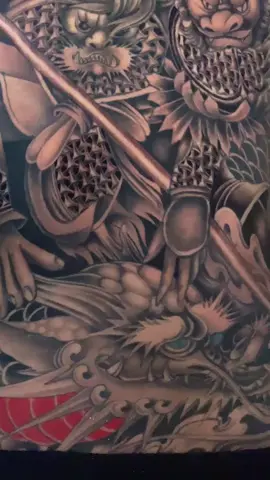 Rồng và Ngộ Không kín lưng. 