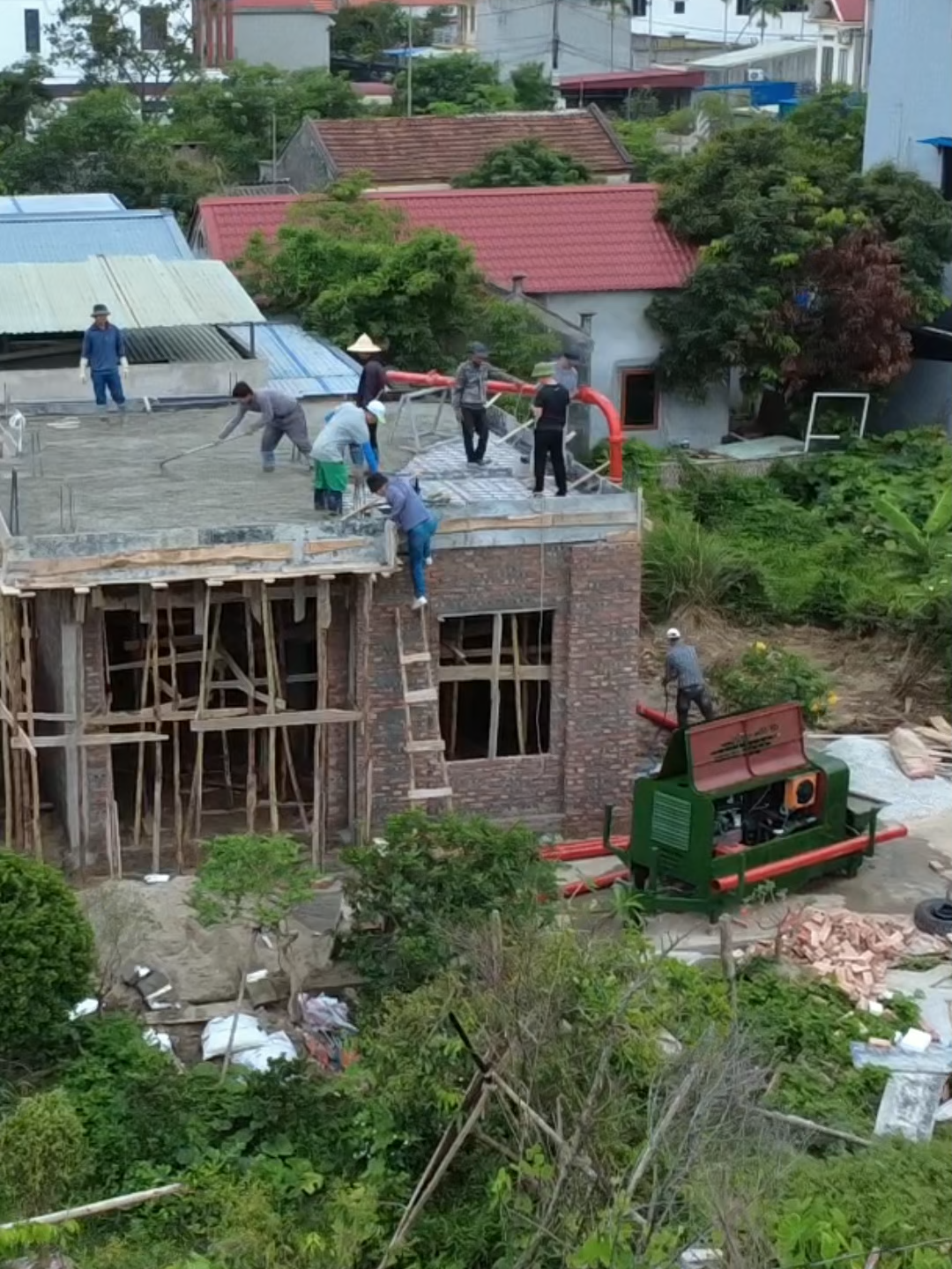 Chỗ xe lớn chịu thua, em nó vẫn len lỏi vào tận nơi các bác ạ #xaydung #betong #congtrinh #bombetong