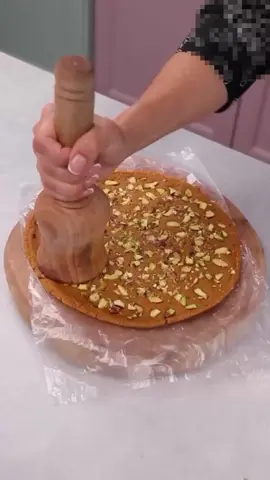 طعمش عالی شد امتحانش کنید😍 ✅مواد لازم : شعریه یک بسته  کره ۵۰ گرم  پودر هل یک قاشق چای‌خوری زعفران دم کرده ۲ قاشق غذاخوری  گلاب یک قاشق غذاخوری  شیر عسلی نصف لیوان  پسته به میزان لازم  ✅طرز تهیه : یک بسته شعریه رو پودر می‌کنیم می‌ریزیم تو تابه ۱۰ دقیقه تفت می‌دیم کره رو اضافه و با شعریه خوب مخلوط می‌کنیم پودر هل+ زعفران دم کرده و گلاب را اضافه خوب مخلوط می‌کنیم شیر عسلی و میریزیم  و مرتب هم می‌زنیم تا جمع و سفت بشه داخل ظرف نایلون فریزر انداخته مواد سوهان رو می‌ریزیم روشو صاف می‌کنیم و پسته خرد شده می‌ریزیم و می‌کوبیم تا منسجم بشه دو ساعت می‌ذاریم داخل یخچال تا سفت بشه #سوهان #سوهان_قم #شعریه #شیرینی #کوک_مگ 