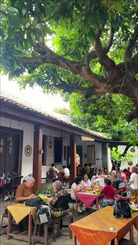 makan siang dengan menu lontong tuyuhan, minumnya es degan🤤 Penginapan, Cafe dengan Nuansa tempo doeloe di Rembang❕❕  ROEMAH OEI  Jl. Jatirogo No.10, Sumbergirang, Kec. Lasem, Kabupaten Rembang, Jawa Tengah.  ☎:0811-2611-010 #fyp #rembang #wisatarembang #rembang24jam #tempodoeloe 