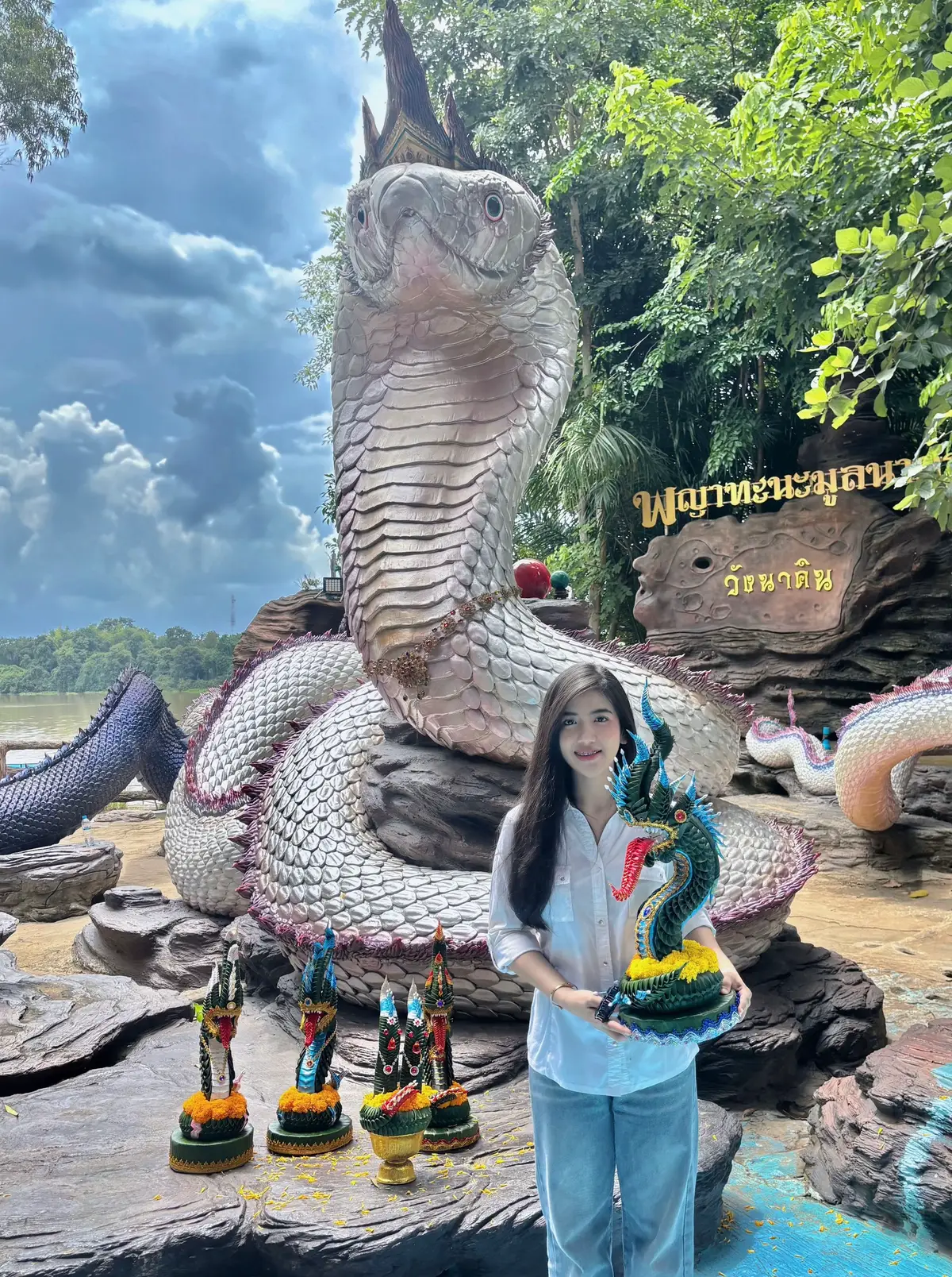 มาถูกวันโดยที่ไม่รู้ ขอให้ลูกเจริญรุ่งเรืองทั้งด้านการงาน การเงิน และความรักด้วยเทอญ 🙏🏻🤍 #วัดป่าปากโดม #พญานาค 