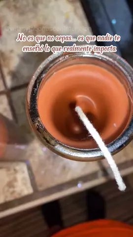 ¿Tus velas se despegan del frasco o se hunden al enfriarse? 😩 Eso pasa porque la cera está demasiado caliente. 🌡️ ¡El secreto es simple! Vierte entre 60° y 70 °C. ✨ Así lograrás un acabado perfecto sin grietas. 💎 Comentá TIP si querés aprender más secretos profesionales. 👇 Para la capacitación, envianos un mensaje. 📩  #velasartesanales  #velasaromaticas  #velasdecorativas  #velas #hechoconamor 