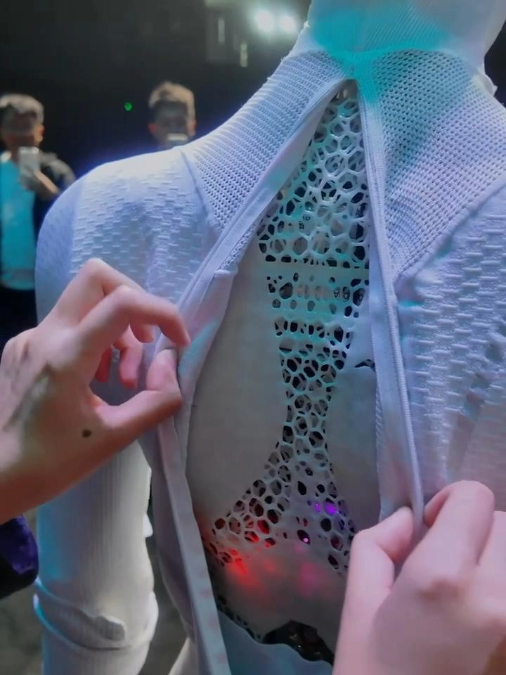 🤖XPeng’s Female Robot “Iron” Stuns the Crowd — But Is There a Real Person Inside? #humanoid #xpeng #IRON #embodiedai #robot