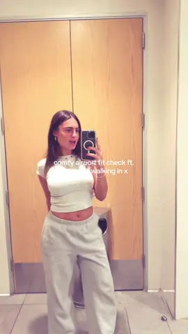 yeah awks! ✈️🛬🦧 #studyingabroad #aussieinamerica #travelling #traveltok #airportoutfit 