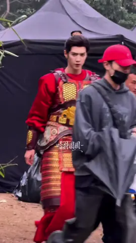 แฟนคลับบอกให้ระวังเรื่องความปลอดภัยด้วย คุณเค้าก็พยักหน้าตอบ ✌🏻 ใกล้ปิดกล้องแล้วขอให้การถ่ายทำราบรื่นนะ #เฉินเจ๋อหย่วน #陈哲远chenzheyuan 