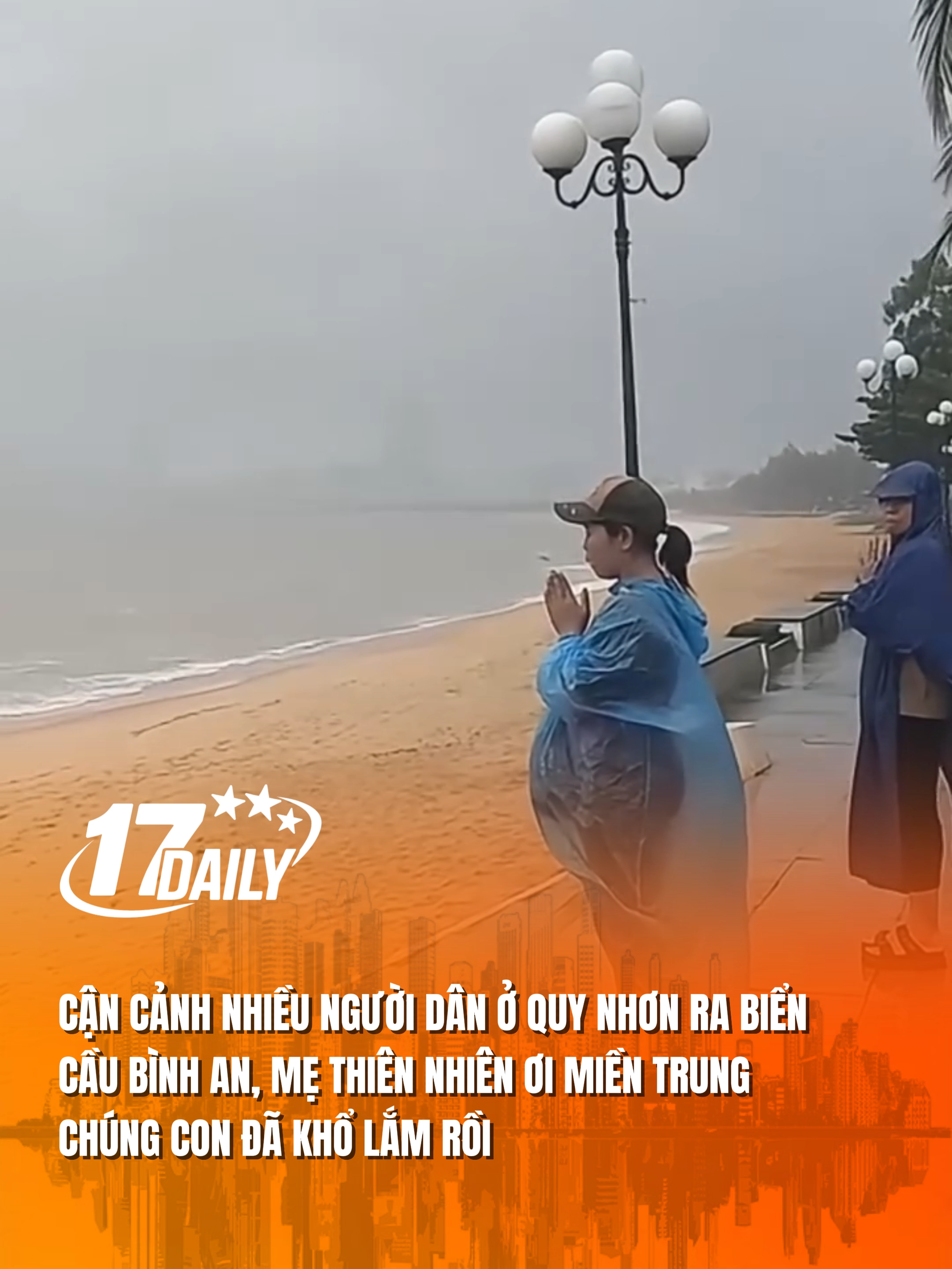 Cận cảnh nhiều người dân ở Quy nhơn ra biển cầu bình an, mẹ thiên nhiên ơi miền trung chúng con đã khổ lắm rồi.#17daily #17network #lulutmientrung #bão #chongbao #quynhon