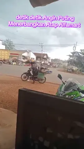 kejadian hari ini 6 November 2025, angin puting beliung melanda dimana mana. selalu waspada. #anginputingbeliung #atapterbang #alfamart 
