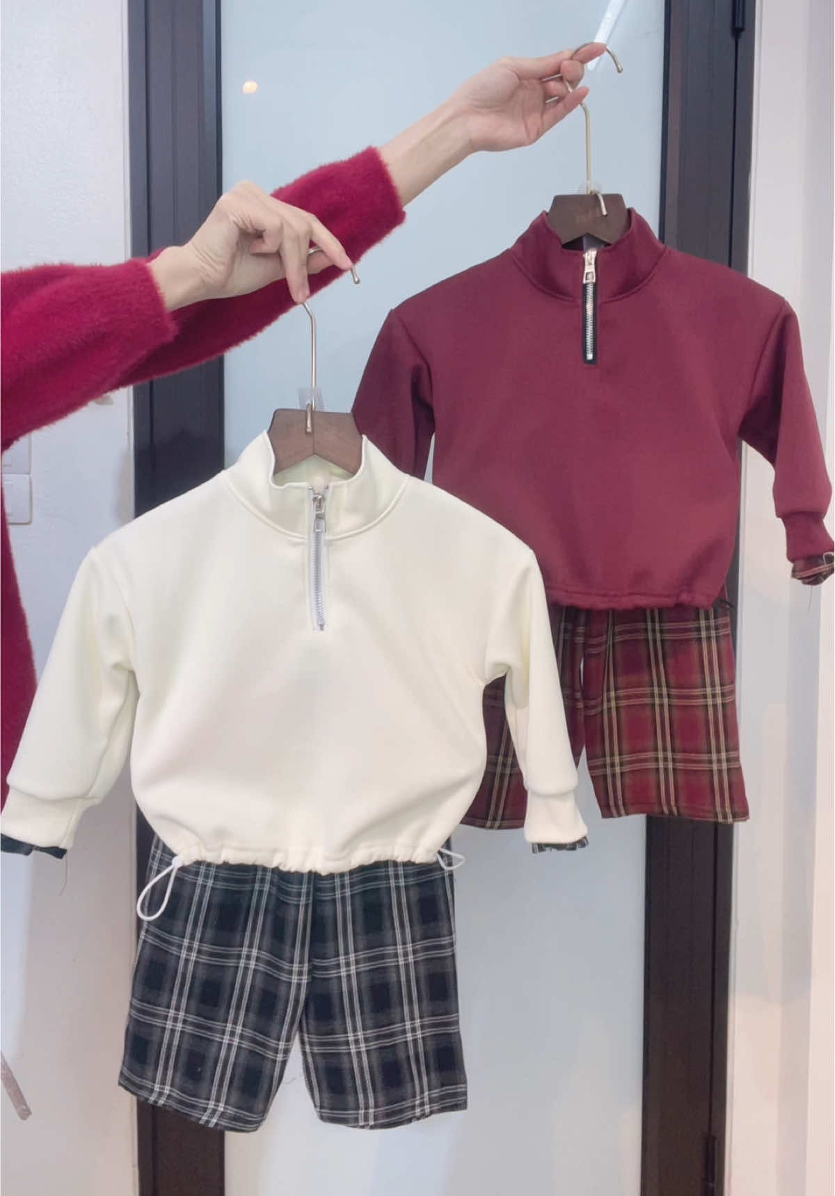 🌷Set nỉ kéo khóa kèm quần xuông đũi kẻ caro cho bé gái 🌷#thoitrangtreem #quanaobegai #vayxinhchobe #setxinh #phoidoxinh #viralvideo #xuhuongtiktok #sethottrend #setboxinh #doxinhmoingay #hot 