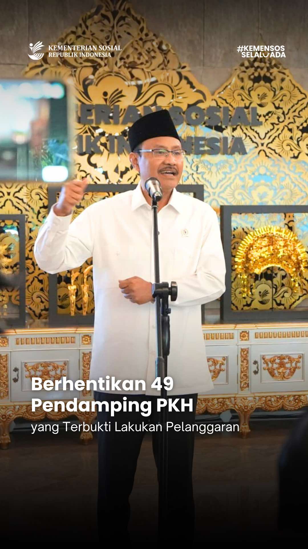 Kementerian Sosial menindak tegas oknum pendamping Program Keluarga Harapan (PKH) yang melakukan pelanggaran. Hingga awal November 2025, sebanyak 400 pendamping PKH telah mendapat sanksi, dan 49 di antaranya diberhentikan karena pelanggaran berat. Menteri Sosial Saifullah Yusuf (Gus Ipul) menegaskan pentingnya integritas dan profesionalisme setiap pendamping, serta memperkuat pengawasan untuk mencegah penyimpangan. Simak selengkapnya di video berikut!