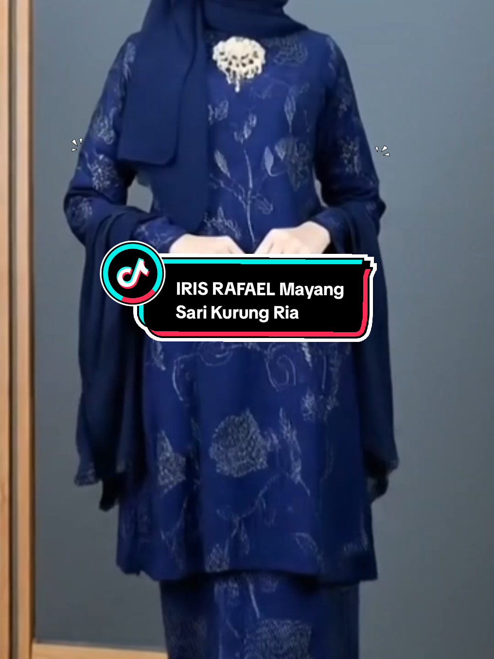 Kurung Riau ni cantik sangat-sangat! Material dia lembut, sejuk & sulaman bunga dia memang nampak eksklusif 🪡 Potongan pesak gantung ni memang buat badan nampak kemas dan terletak 💃 #KurungRiau #KurungRiauIrisRafael #MayangSariRiau #BajuKurungCantik #KurungRiauEksklusif 