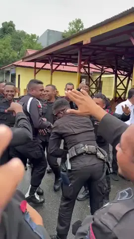 selamat sore brimob pun ta mau kalah e dengan TNI jogetnya toh#brimobuntukindonesia🇲🇨 #puncakjayapapua🇮🇩 #hiburansore #berkaryabisadimanasaja 