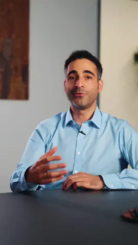 💰 Wie berechnet sich eigentlich deine Abfindung? Die Faustformel lautet: 👉 0,5 Monatsgehälter × Beschäftigungsjahre Beispiel: Du verdienst 3.000 € brutto und warst 6 Jahre im Unternehmen → Abfindung ≈ 9.000 € ⚖️ Aber: Das ist keine gesetzliche Regel, sondern eine Verhandlungsbasis. Die tatsächliche Höhe hängt ab von: 	•	Chancen im Kündigungsschutzprozess 	•	Betriebsgröße & wirtschaftlicher Lage 	•	Verhalten des Arbeitgebers 	•	Deiner Verhandlungstaktik 💡 Tipp: Wer rechtzeitig juristischen Rat holt, kann oft deutlich mehr als die „Standardformel“ rausholen. #arbeitsrecht #abfindung #kündigung #arbeitsvertrag #fachanwalt 