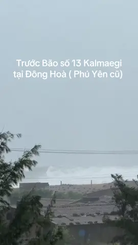 Sóng biển quá mạnh. Mọi người sơ tán ngay 