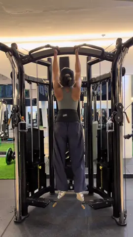 my first weighted pull up!! 😅 #pullup #pullupchallenge #trend #gymgirl #GymTok @inFitness.bandung 