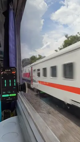 KA Kertanegara menyusul KA Matarmaja di Stasiun Magetan, Jawa Timur #keretaapi #naikkeretaapi #keretaeksekutif #matarmaja #kertanegara 