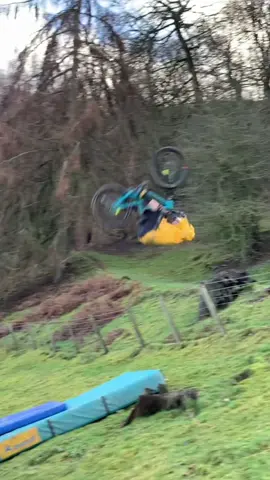 us otw to sign up for @Wings for Life World Run 2026 🏃💨 Registration is now open! On May 26 the world runs together — for those who can’t. Every step supports research to find a cure for spinal cord injury ❤️ #wingsforlifeworldrun #wingsforlife #redbull 