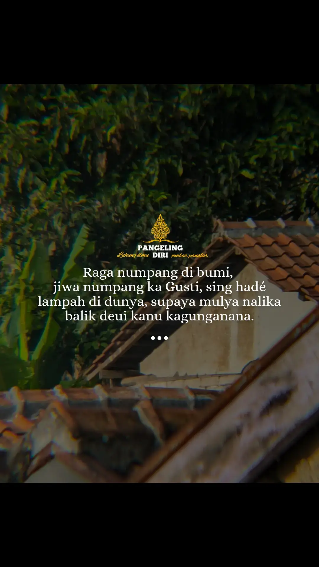 Anaking, sing raratri dina eling.  Urang ieu ukur tamu di taneuh titipan, raga ngan saukur mapag mangsa.  Jiwa téh titis tina cahya Ilahi, bakal mulang deui ka asal pamulanganana. Sing hadé lampah, sing lemes tata basa, ulah ngarempak kana adat jeung adab.  Nu luyu kudu dijalankeun, nu salah kudu disingkahan.  Tong hayang leuwih ti porsi, tong reueus kunu moal kabawa pati. Sing Inget, dunya ieu ngan tempat ngalalakon, lain tempat cicing keur salawasna.  Mugia salira salawasna ngageugeuhkeun iman, nyangreudkeun ahlak, jeung ngajaga rasa nyunda dina lampah. Supaya jaga nalika mulang téh teu ngan saukur leumpang, tapi dipaparin kaluhuran Rohmat kunu Maha kawasa. -Pangeling_diri- 📌Bilih bade gabung grup WA mangga DM 🙏🏻🤗  #storysunda #fypシ゚ #pangelingdiri #dunya #quotessunda #kahirupan #katakatasunda #sholawat #akhirat #ceramah #rame 