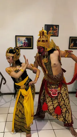 Mungkin aku salah secara norma karena sudah melarikanmu sinta,namun aku MENCINTAIMU dan tidak ada yang salah dalam kata CINTA #wayangorang #rahwana #rahwanadansinta #ramayana #fyp 