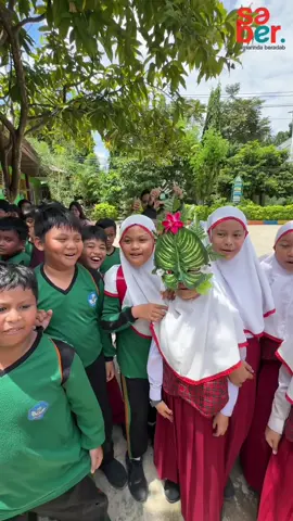 Wali Kota Samarinda Dukung Program Makanan Bergizi Gratis PERADABAN — Wali Kota Samarinda, Andi Harun, menegaskan dukungannya terhadap program Makanan Bergizi Gratis (MBG) yang dicanangkan Presiden. Usai meresmikan Dapur Satuan Pelayanan Pemenuhan Gizi (SPPG) di samping Go Mall Samarinda, ia juga meninjau pelaksanaan MBG di SDN 002 Samarinda, Jalan Bhayangkara, Kamis (6/11/2025), bersama Deputi Promosi dan Kerja Sama Badan Gizi Nasional (BGN), Nyoto Suwignyo. Andi Harun mengatakan, rata-rata anak-anak menyebut makanan yang disajikan enak. Namun, ia bersama Dinas terkait melakukan sedikit koreksi pada menu buah yang menggunakan pisang. “Menurut Kadis, ke depan sebaiknya tidak lagi menggunakan buah yang mengandung karbohidrat karena nasi sudah menjadi sumber karbohidrat utama. Sebagai gantinya bisa digunakan buah seperti semangka atau jenis buah lain yang lebih segar,” ujarnya. Ia menambahkan, kegiatan berjalan lancar dan anak-anak terlihat senang. Andi Harun juga menekankan pentingnya sertifikasi kelayakan dapur, sebagaimana ketentuan dari Badan Gizi Nasional (BGN). “Ke depan kami akan mendorong agar semua penyelenggara mematuhi ketentuan tersebut dan mengikuti pelatihan sertifikasi dapur MBG,” tegasnya. #mbg #makananbergizigratis #samarinda #prabowosubianto #programmakanbergizigratis  