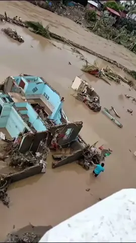 Bão Kalmaegi làm 140 người tuvong, Quá khủng khiếp tại Philipin. Mong sẽ nhẹ nhàng với và con miền trung ! #philippines 