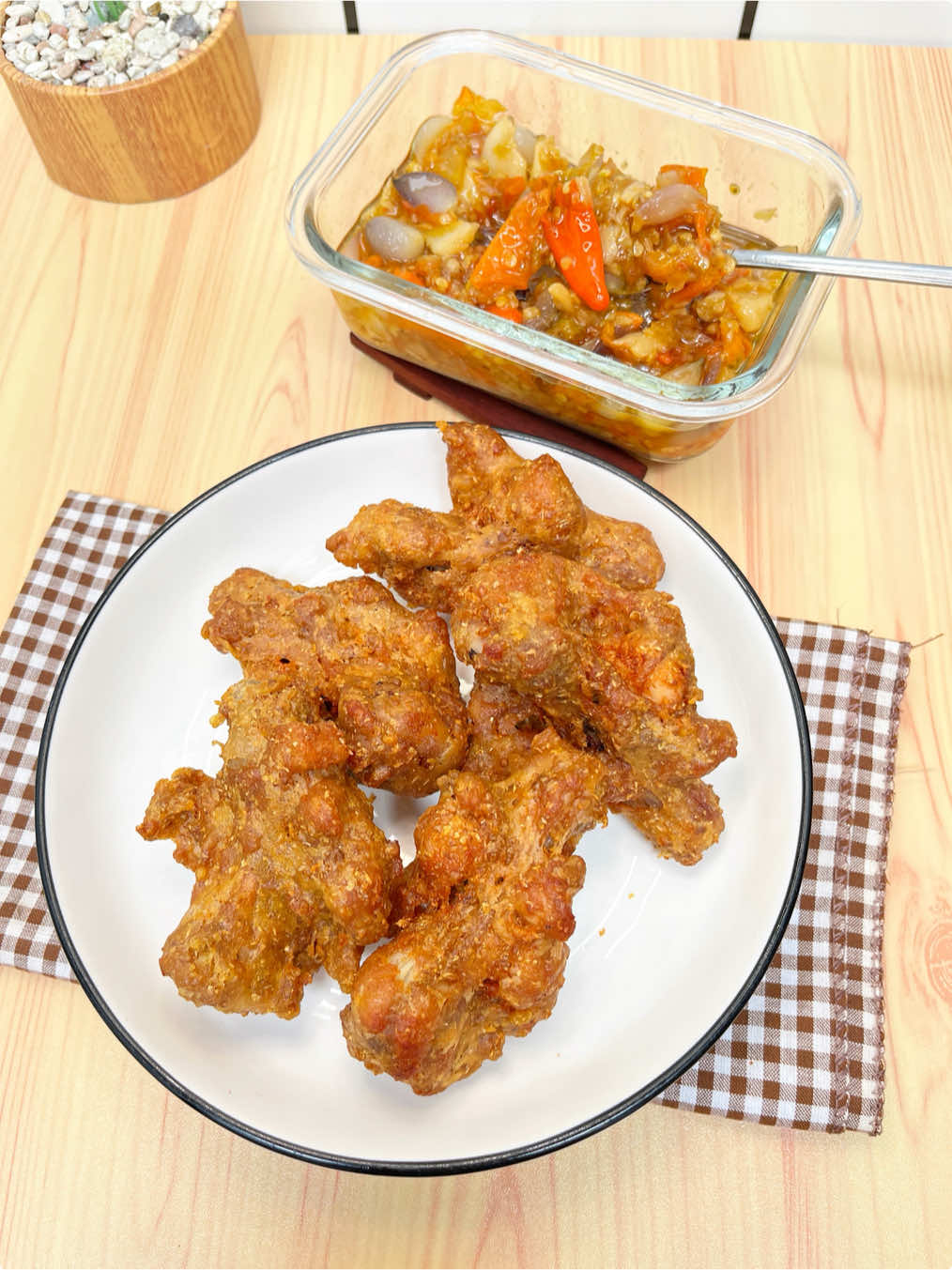 Ayam goreng ketumbar 🫶  Resep 👇 - ayam 500 gr  - bumbu Marinasi 1 sachet  - bawang putih bubuk 2 sdt  - lada bubuk 1 sdt  - ketumbar bubuk 2 sdt  - tepung maizena 2 sdm  - air -+ 3 sdm  #ayamgorengketumbar #ayamgorengrempah #ayamgoreng #sambelbawang 