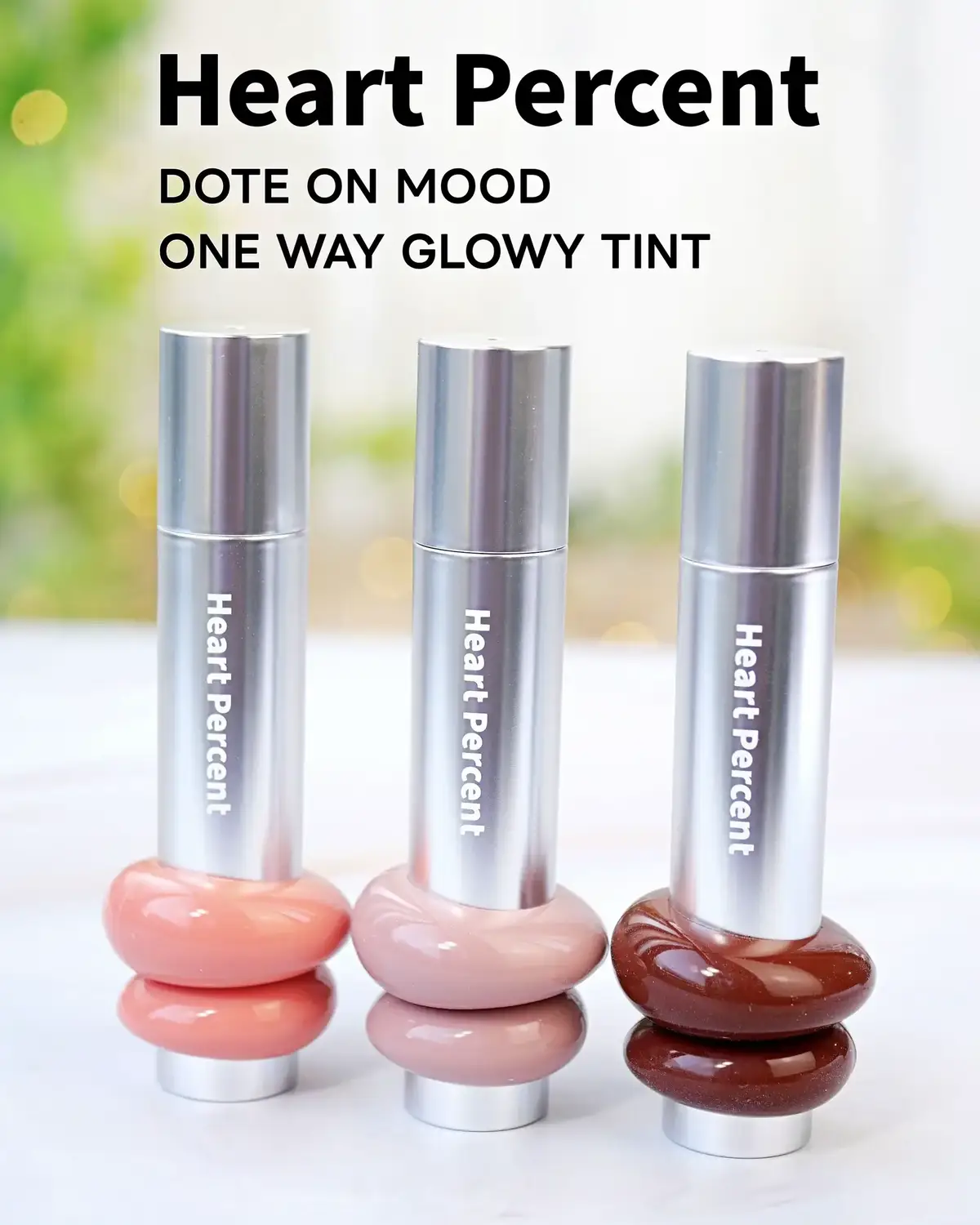 韓国の感性派コスメブランド「Heart Percent(ハートパーセント)」が、10月1日から日本のオフライン店舗で販売開始！ ベストセラーのドットオンムードシリーズを使わせて頂いた。 ■Heart Percent ドットオンムード ワンウェイグロイティント 　 (税込1,870円) ■Heart Percent ドットオンムードリップペンシル 　 (税込1,540円) 【ワンウェイグロイティント】は、 ひと塗りで透け感発色×上品ツヤのグロッシーなティントリップ。 ティントが唇にぴたっと密着し、その上からグロス層が光沢感をコーティングするそう。 ガラスのようなクリアなツヤが良すぎる！ 重ね塗りをしても時間が経っても色がくすまなくて、塗りたての仕上がりをキープしてくれた。 取り外し可能なリングが2個付いていて、オブジェみたいなデザインが面白い。 リングのおかげで色が見分けやすく、開けやすいのも良い✨ 使用したのは3色。 ・05 ロージーボム 　生薔薇のようなニュートラルフレッシュローズ。 ・11 ドーンモーヴ 　薄暗い夜明けのような、グレイッシュなモーヴ。 ・12 ミッドナイトリップス 　落ち葉のようなディープレディッシュブラウン。 深みカラーが特に気に入った💗 重くなりがちな色でも、透明感とツヤがあるので軽やかに使える。 さらにリップメイクを格上げするのが【ドットオンムードリップペンシル】。 韓国ではワンウェイグロイティントとの合わせ使いが“最強レイヤード”と話題。 リップペンシルは、リップライナーとしてはもちろん、リップベース・チーク・シェーディング・アイメイクにも使えるマルチユースアイテム。 ふんわりマットなリップペンシルで輪郭とベースを整えて、その上に透け感のあるワンウェイグロイティントを重ねると、洗練された立体的なリップに💋 密着感が良くて乾燥しにくく、綺麗リップが長持ちする。 ハートパーセントは、PLAZA・ショップイン・アインズ＆トルぺで購入できるよ👆 #プロモーション  #ハートパーセント  #韓国コスメ  #化粧品 #人生コスメ