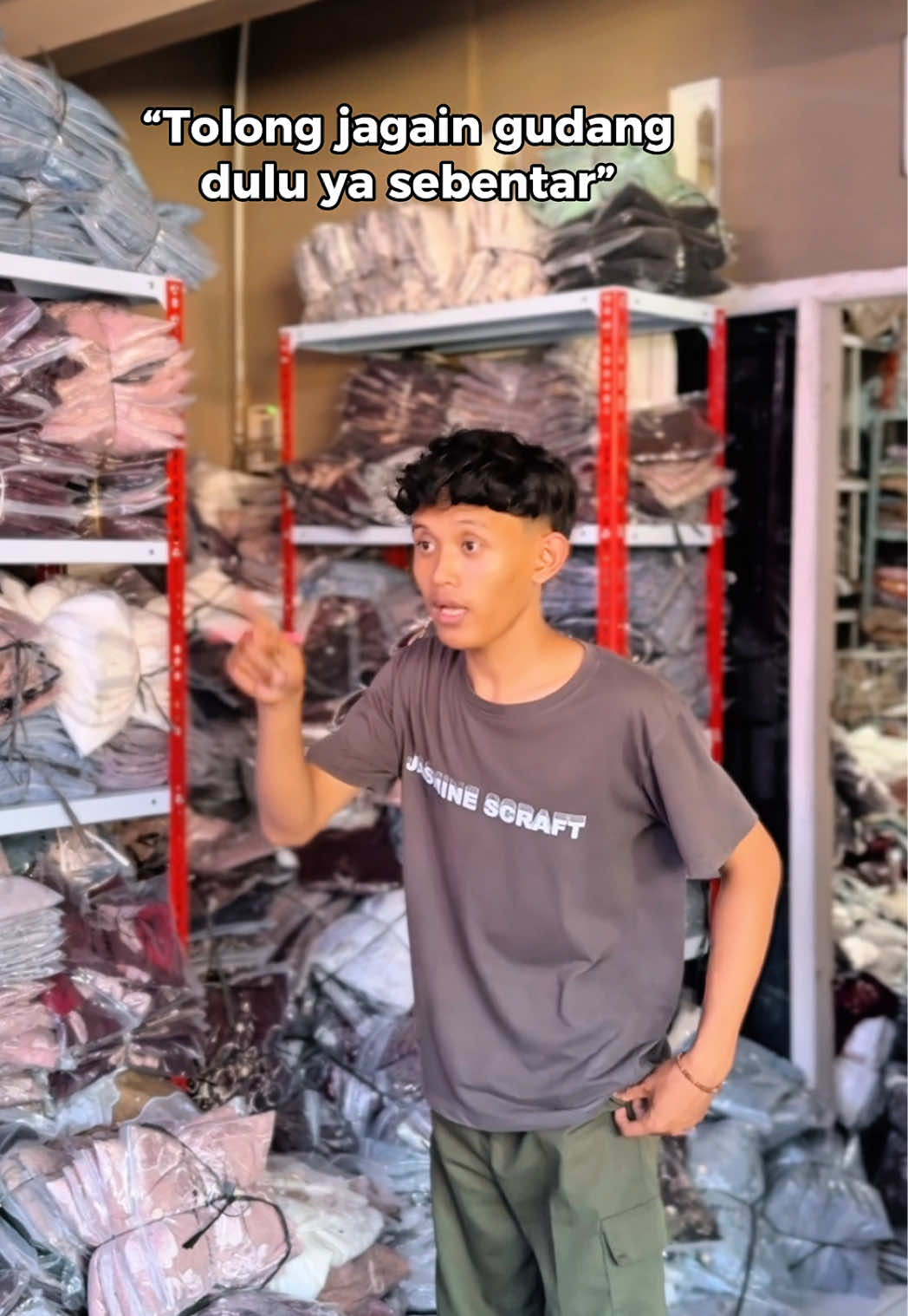 Jagain sih jagain, tapi cosplay kiper banget nih?👀 Akhh ada ada saja teman-teman gudang satu ini. Tapi gudang aja dijaga apalagi orderan kamu bestiee🥰💅🏻 Kata anak gudang produk ready terlaris ada di Delisha Kameela bisa kalian checkout di keranjang kuning ya dearr! Happy shopping🛍️✨ #Outerbrukat #fyp #fashionstyle #ootdfashion #kontenhiburan 