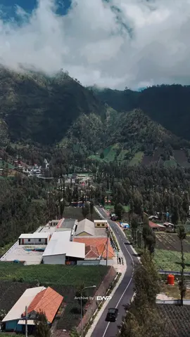 Siapa yang suka foto-foto di jalan ini, pas main ke wisata Seruni Point ?  #explorewisataprobolinggo #serunipoint #bromo #probolinggo 