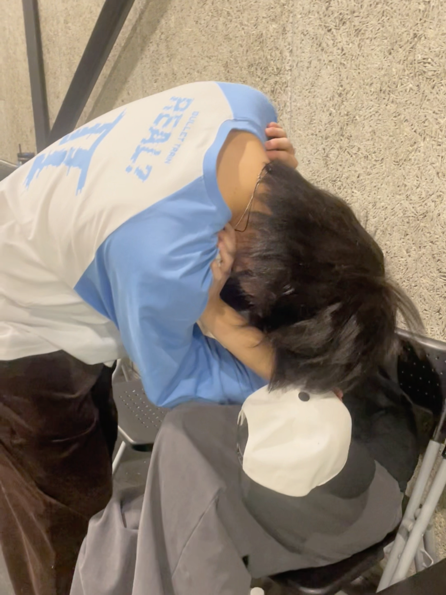 皆さんは猫吸いをしたことはありますか？🐱 @haru_14_orange #超特急に九生あり #超特急_NINELIVES #カイ #ハル #超特急