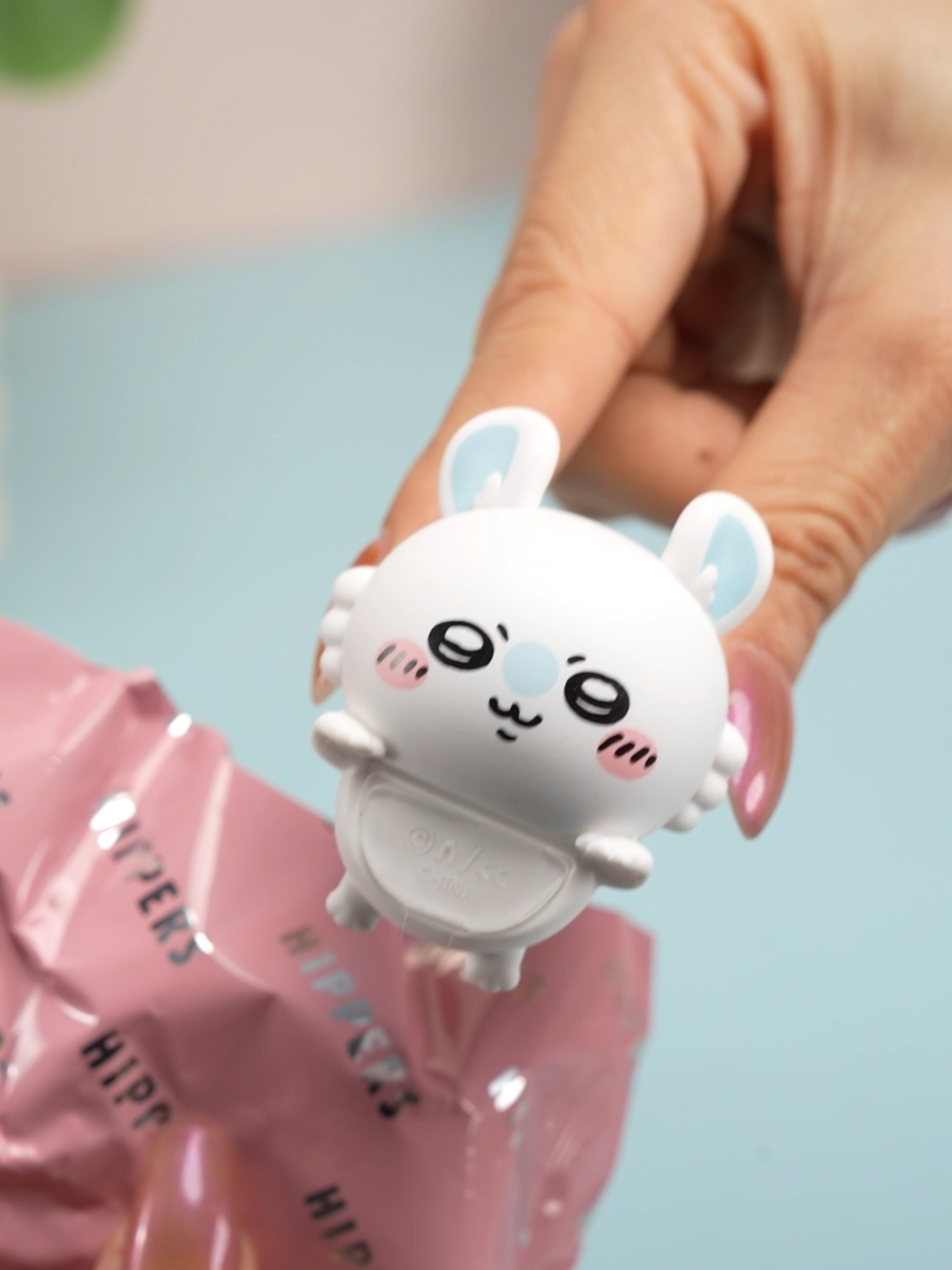 生活很苦，但#Chiikawa很甜。🍬 当你感到疲惫时，让这些圆滚滚的小可爱来治愈你吧。 Chiikawa Hippers，轻松一贴，陪伴你的每个平凡日常——是写作业时书页上的微笑，也是深夜加班电脑旁无声的鼓励。 标记日期：11月21日中午12点，把这份触手可及的温暖带回家。 今天，你想被哪只小天使治愈呢？💖 #治愈系#Chiikawa#BlindBox #Unboxing