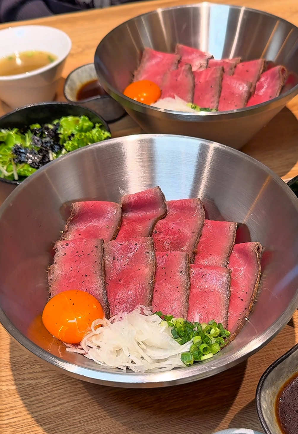 グルメ店舗45店舗 アウトレット日本一の三井アウトレットパーク岡崎のおすすめグルメ5選 　 ① 三水亭  国産うなぎを炭火で焼いた香ばしすぎるうな丼やひつまぶしが食べることができるお店です！ ・ひつまぶし3800円(税込) ② 安萬  肉プロが厳選した絶品お肉をリーズナブルで食べれる安城で人気の焼肉店です！ ローストビーフ丼 3278円(税込) ③ 山田農園 わんちゃんと仲良く遊べるドッグランが併設されたカフェの、かわいすぎるわんちゃんおしりの形をしたチョコパンです！ ・おしりぱん　580円(税込) ④ 中華そば つけめん 玉 神奈川のつけ麺の名店 玉が愛知に初進出！ 濃厚なにぼしや魚介のつけ汁が、極太の麺にからんで魚介系が好きな人にはたまらないつけ麺です！ ・特製つけめん　1500円(税込) ⑤ SAN三井アウトレットパーク岡崎店 季節のフルーツがたくさん盛り付けられた特製タルトが食べれるフルーツ好きにはたまらないタルトカフェです！ ・いちごのタルト　900円(税込) 2025年11月4日(火)グランドオープンした三井アウトレットパーク 岡崎は日本初出店32店舗・中京圏初出店35店舗を含む、全180店舗の愛知県初アウトレットモールに行ってきました！ 東海エリアのアウトレットで最大緑地の広場の公園型施設「OKAZAKI MARKET」での食やエンタメが体験できます！ 10/31より[＠mop_okazaki]公式Instagramを見るとプレゼントを貰えるキャンペーンがあるので公式Instagramをチェックをしてみてください！ 駐車場は土日祝含め終日無料ですし、駅からの無料シャトルバスもあってアクセスはすごくいいです！ ーーーーーーーーーーーーーーーーーーーーーーー ・店名 三井アウトレットパーク 岡崎 ・住所 〒444-8590 愛知県岡崎市舞木町字金森200 ・営業時間 【月〜日】 10:00〜21:00 ーーーーーーーーーーーーーーーーーーーーーーー #PR #名古屋グルメ #岡崎グルメ #japanesefood #tiktokfood 