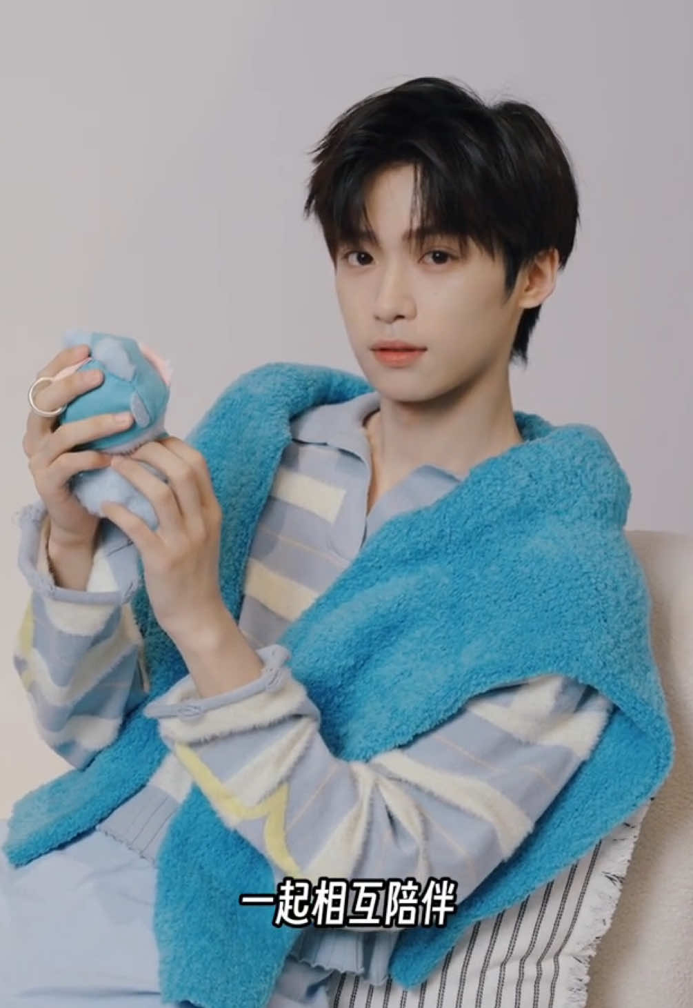 梓渝×GISMOW｜联名礼盒独家幕后公开我们如何将@ziyu0706    的心意，赋予这方寸之间？ 又如何将情绪的瞬息万变，凝固成掌心的陪伴？ 	 关于「陪伴」与「留白」的诞生故事，远比想象更精彩。 跟随GISMOW设计师 @易难YINAN 一同探寻答案吧！ 	 #GISMOW全球代言人梓渝  #梓渝 #极速小鱼 #ziyu #zy # 范趣町 # Funcinating  # GISMOW