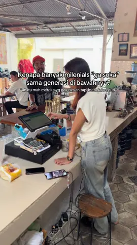 Menolak untuk redup dengan basis senioritas atau gap generasi tampaknya sudah tidak relevam saat ini. Yang ogut rasain, kerja dengan generasi dengan gap 10-20 tahun di bawah ogut, adalah mereka jauh lebih pintar dengan energi yang meluap2, dan mempertanyakan banyak hal saat ada nilai-nilai yang dianggap tidak sesuai, pasca mereka dijejali begitu banyak informasi yg mudah dan cepat. Nah ini bagian ogut untuk bisa menyesuaikan, karena setiap orang ada waktunya dan setiap waktu ada orangnya, itu tidak terhindarkan. Dan, apa yg perlu ogut kasih adalah memfasilitasi ruang buat energi mereka tersalurkan, lewat ide-ide. Dan setiap keputusan “Yes” or “No” yang ogut ambil, itu perlu dijelaskan, tidak asal mengambil keputusan tanpa memberi mereka ruang untuk didengarkan. Makanya, inimah menurut pengalaman ogut ya, beri ruang mereka seluas2nya, ini waktunya mereka membantu kita dengan cara2 yg hanya mereka yang paham. Dan itu akan berputar sampai generasi Z ini memiliki generasi lain di bawahnya, mungkin gen-alpha atau gen-gen lainnya. Dan perlu diingat, kalau disrupsi pasti akan menimbulkan resistensi. Makanya generasi2 yg lebih tua teh kudu bijak, karena tiap generasi punya cara-caranya sendiri. hahahah (anjaaai, ogut kayak yg betul ya) hahaha. Slow atuh slow, warung ogut buka jam 10 siang ya sampe 10 malem. Dan jelas lah, Best Burger in Town in Here (mungkin) wkwkwkwk. #slowliving #bandung 