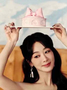 251106 Yang Zi studio weibo updated  เปี่ยมไปด้วยความรัก ความมองโลกในแง่ดี และจริงใจ นี่คือนิยามที่เรามอบให้กับสีนี้ อาจเป็นการเฉลิมฉลอง มรดก หรือแม้แต่การแสดงออกที่ดิบเถื่อนและดิบเถื่อน เปรียบเสมือนประกายไฟอันล้ำค่าในถิ่นทุรกันดารอันรกร้าง คอยนำทางกลับบ้าน ไม่ต้องพิสูจน์อะไรทั้งนั้น เวลาจะเป็นเครื่องพิสูจน์ ขออวยพรให้คุณ @YangZiทุกย่างก้าวของคุณเปี่ยมไปด้วยความรักและความยิ่งใหญ่ #YangZi #หยางจื่อ #yangzi杨紫 #เทรนด์วันนี้ #ฟีดดดシ 