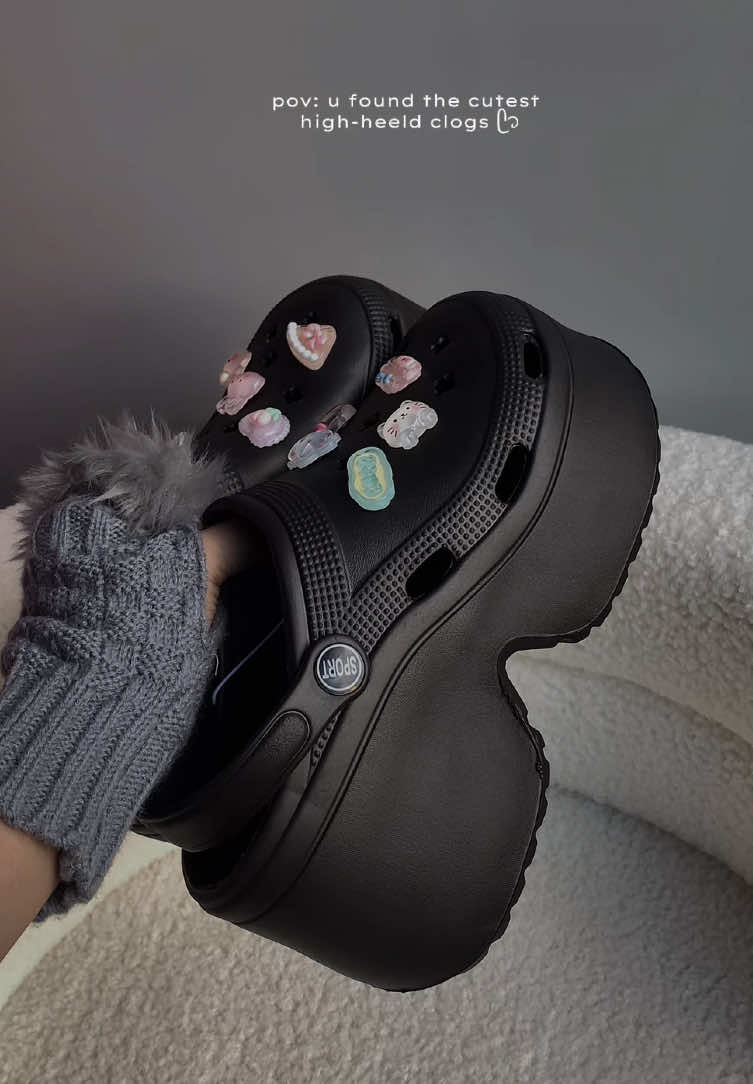 perfect sa mga kinulang sa height like me!!😳🖤 #clogs #clogsslippers #highheel #comfyslippers #clogsforwomen @KAKAMY-Fashion 