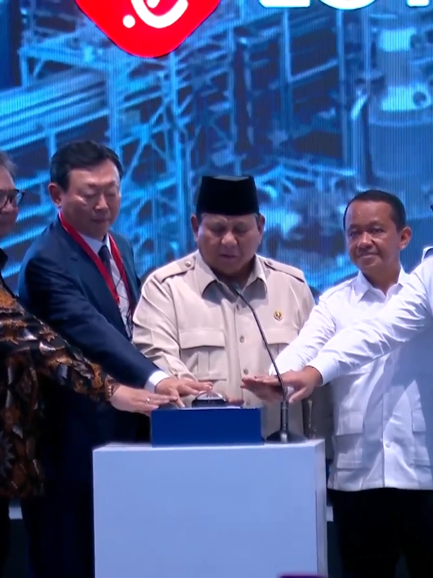 Detik-detik Presiden Prabowo Subianto ditemani Bahlil meresmikan pabrik petrokimia milik PT Lotte Chemical Indonesia (LCI) di Cilegon, Banten pada hari Kamis (6/11/2025). Dalam kesempatan itu, Prabowo meminta para pihak terkait terus menjaga kepercayaan dan keamanan bagi investasi yang masuk ke dalam negeri. #fyp #prabowopresiden2024 #prabowogemoy #prabowo #prabowosubianto 