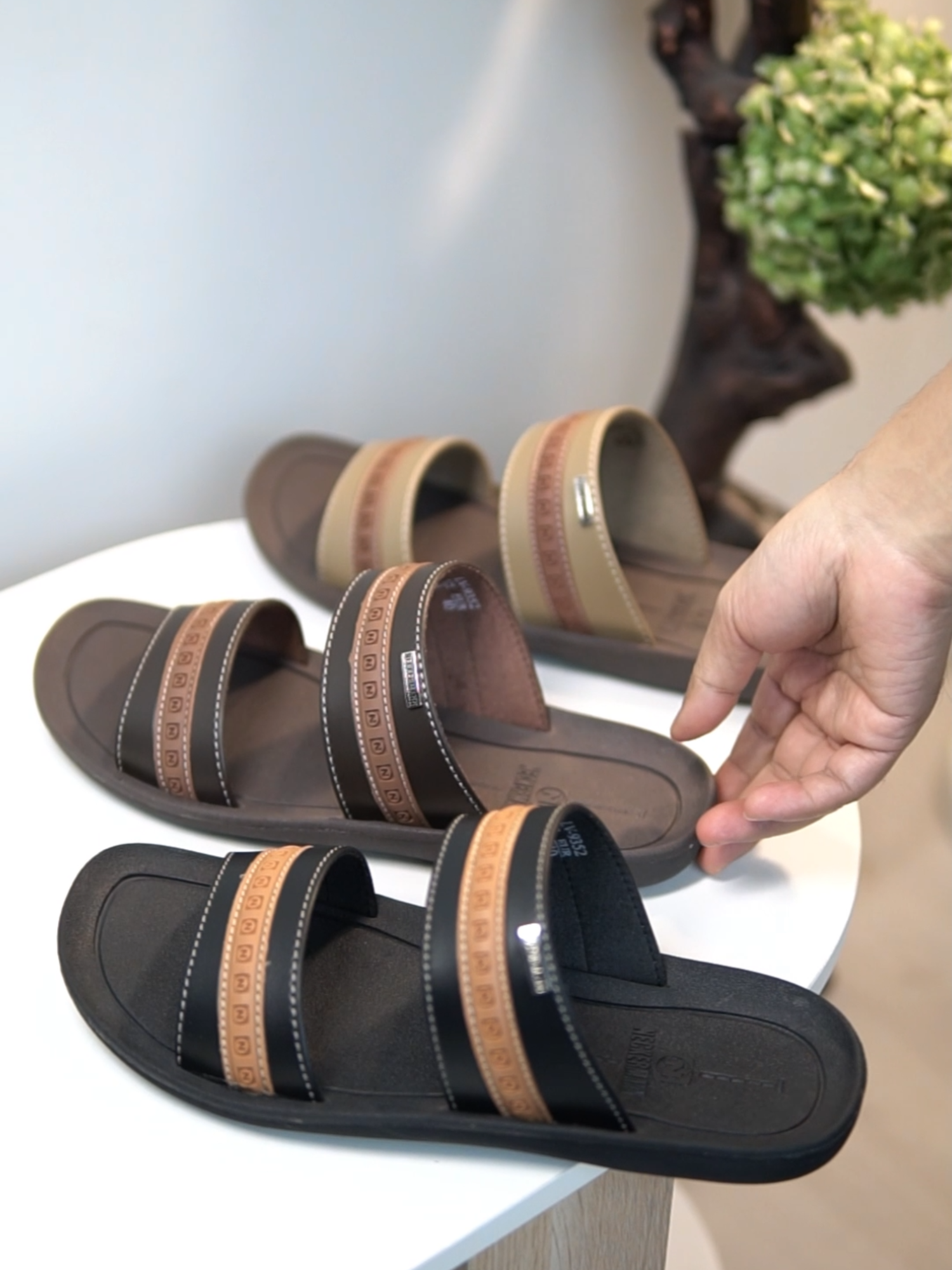 LV 9352 series sudah jadi salah satu artikel paling legend dari semua rilisan yang masih kami pertahankan sampai sekarang.. Ayo siapa disini yang sudah pakai sandal Neckermann LV 9352 series #neckermann  #neckermann_id #payday  #gajiansale  #guncangpromo1111