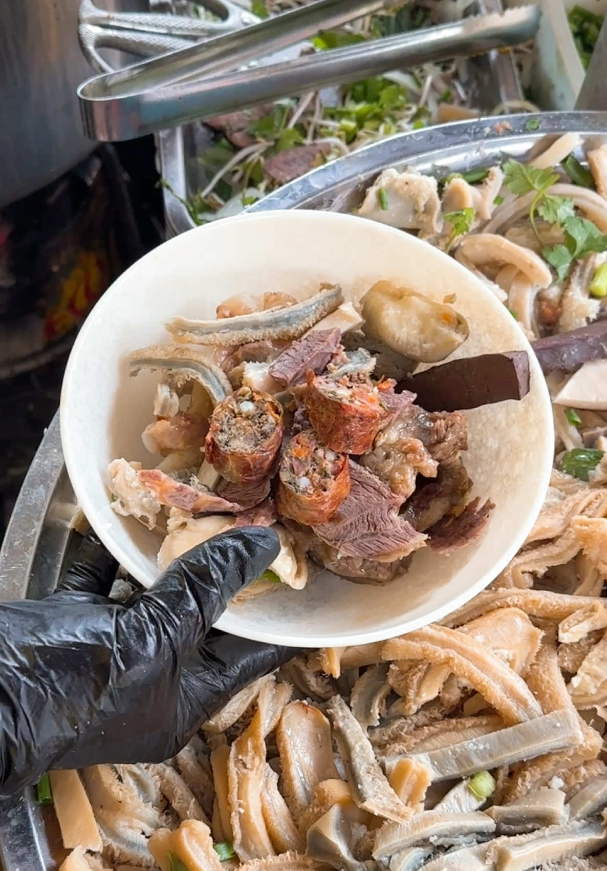 Tô cháo sườn bò mix nạm lòng bò thập cẩm ở Cháo Bò 99 đúng kiểu “vừa nhìn là thèm, vừa ăn là ghiền” 🥣✨ Sườn bò ninh mềm rục, gắp nhẹ là rã, thịt nạm thơm béo xen chút gân giòn sần sật, lòng bò dai nhẹ đúng điệu — tất cả cùng hòa trong lớp cháo sánh mịn, nóng hổi, đậm vị bò mà vẫn thanh, ăn tới đâu là ấm bụng tới đó 😋 Cảm giác cắn miếng sườn mềm tan, chan thêm chút cháo đậm đà, kiểu “ấm từ miệng xuống tim”, nghe thôi là thấy đáng kéo team đi liền rồi 😌 Team làm việc muộn, team chill sau giờ tan ca, hay team bạn thân rủ nhau đi ăn tối muộn — tới liền nha, để thử tô cháo đang làm bao cái bụng phải reo ở Cháo Bò 99 🐮 #Chaobo99 #LearnOnTikTok #ancungtiktok #riviewanngon #xuhuongtiktok 