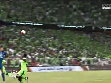 مهما كثر عدد اللاعبين الأجانب الذين مرّوا على الهلال، ومهما تعاقبت الأسماء وتبدلت الوجوه، يبقى هناك اسم واحد لا يمكن أن يُمحى من ذاكرة الجماهير الهلالية، اسم محفور في القلوب قبل العقول، هو كارلوس إدواردو. رحل عن الهلال منذ سنوات، لكن حضوره لا يزال نابضًا في كل لحظة، في كل هدف، وفي كل إنجاز يتذكره عشاق الزعيم. لم يكن إدواردو مجرد لاعب ارتدى القميص الأزرق ومضى، بل كان عاشقًا حقيقيًا لهذا الفريق، عاش كل لحظة فيه بصدق وشغف. حتى بعد رحيله، لا يزال يذكر الهلال في تصريحاته، ويدعمه من بعيد بكل حب ووفاء، وكأنه لم يغادر يومًا. كارلوس إدواردو أصبح رمزًا من رموز الهلال الحديثة، لاعبًا جمع بين الأداء والروح، بين المهارة والإخلاص. لذلك لا غرابة أن يبقى في قلوب الجماهير كأحد أكثر اللاعبين حبًا وشعبية، فالهلاليون لا ينسون من منحهم الفرح، ولا يتوقفون عن حب من أحبهم بصدق… وإدواردو كان وسيبقى أحد أولئك القلائل الذين لا تُنسى بصمتهم أبدًا #carloseduardo #alhilal #fyp 