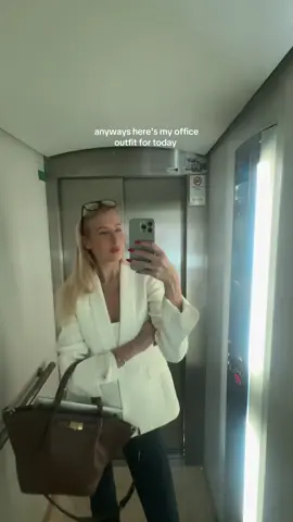 Nothing like a cinched waist blazer a good pair of jeans and some accessories 🤝🏻