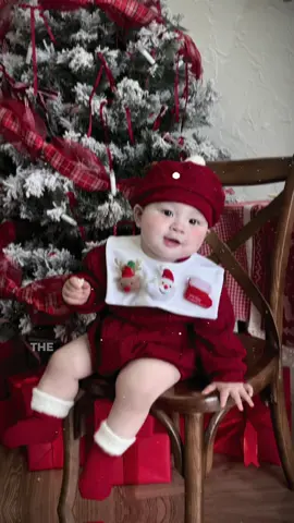 #Tặng ngay mũ khi chotdon set Noel 4 chi tiết này ạ 🎄❄️ Chắc hiếm có set Noel nào mà dễ mặc như set này ạ, yếm rời tặng charm mặc cũng xinh kiểu vibe mùng đông dã man ưng xỉu, chất len thừng siêu đắt mà em bán tri ân mix cho e 1 chiếc tất là iuu lun nạ ❤️  Có 2 phiên bản:  Suit: #169kk/set (suit + yếm + mũ) Set: #179kk/set (áo + quần + yếm + mũ) ✔️Bảng size bé kham khảo:  Size 0: 6-8kg Size 1: 8-10kg Size 2: 10-12kg Size 3: 12-14kg Size 4: 14-16kg Size 5: 16-18kg (+20k) Size 6: 18-21kg (+20k) Size 7: 21-24kg (+20k)  ✔️ Bảng size suit kham khảo:  XS: 4-6kg S: 6-8kg M: 8-10kg L: 10-12kg XL: 12-14kg Hàng ord 3-5w ạ.#babykids #quanaotreem 