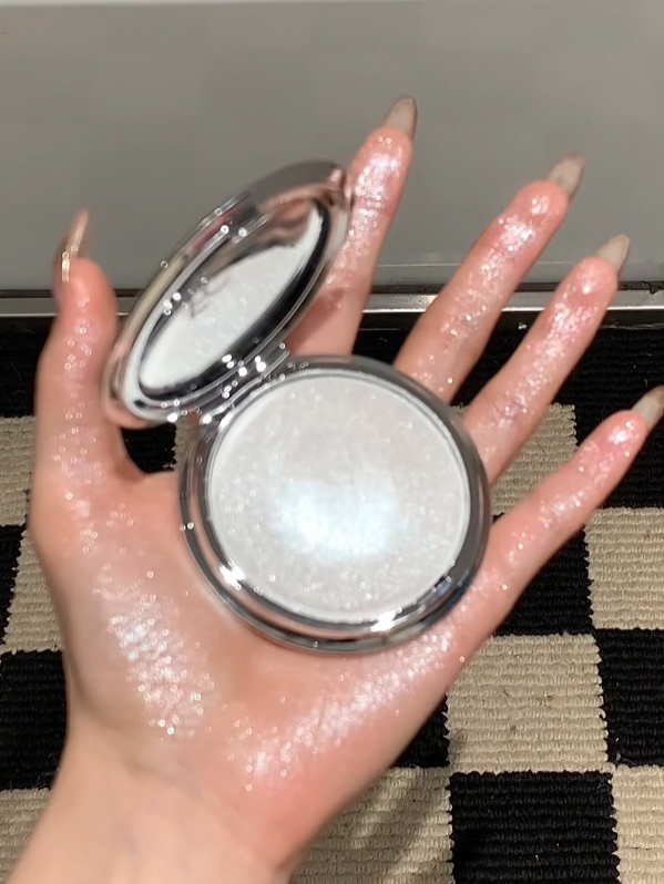 Satu lebih icy, satu lebih warm... dua-duanya bikin glowing parah! ✨ #focallure #focallurebeauty #focallurebeautyshow #highlighter #DareToBeTheHighlight #slimehighlighter