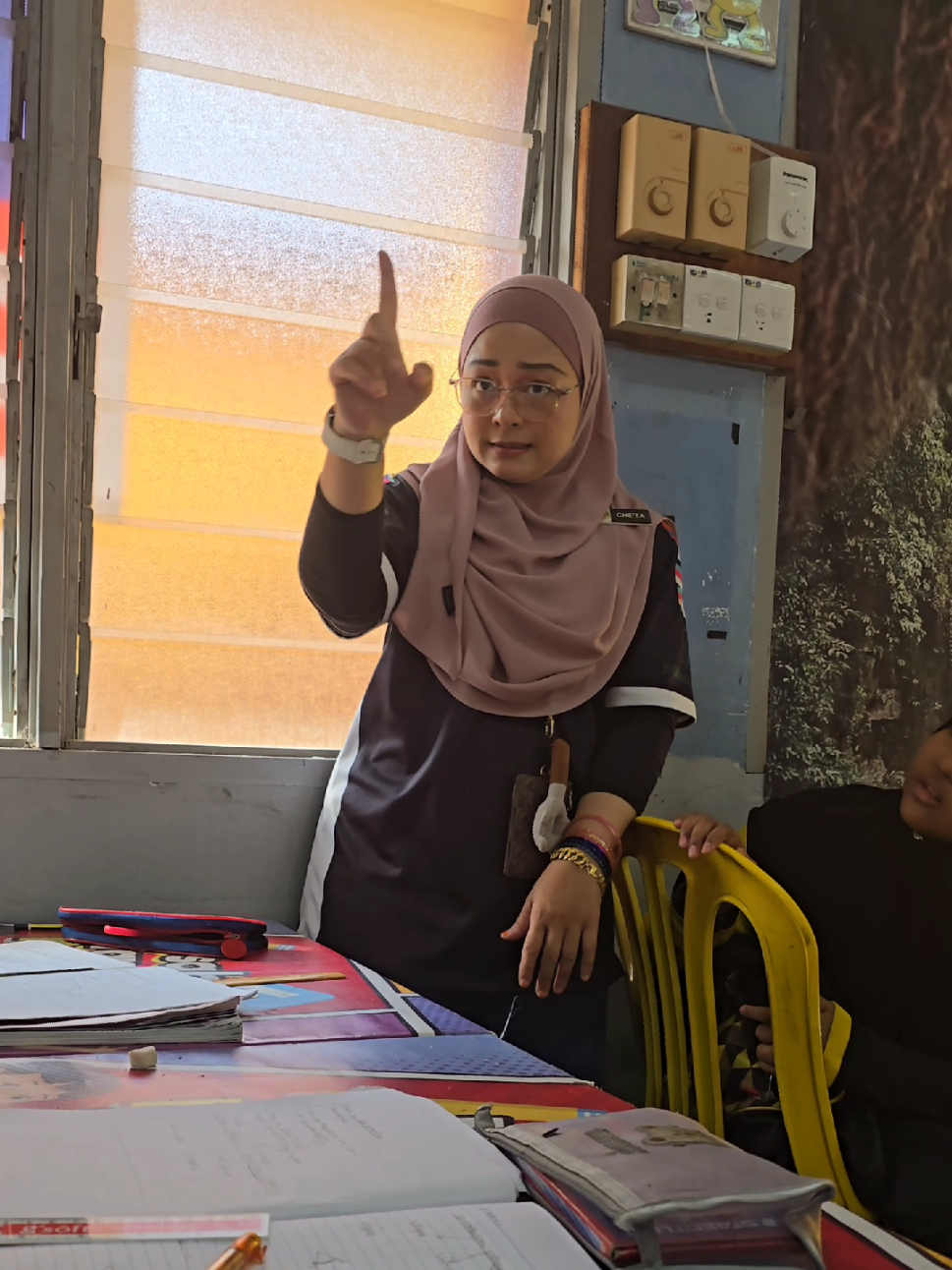 cikgu Annetta mengajar sembang² jer..murid gelak🤣