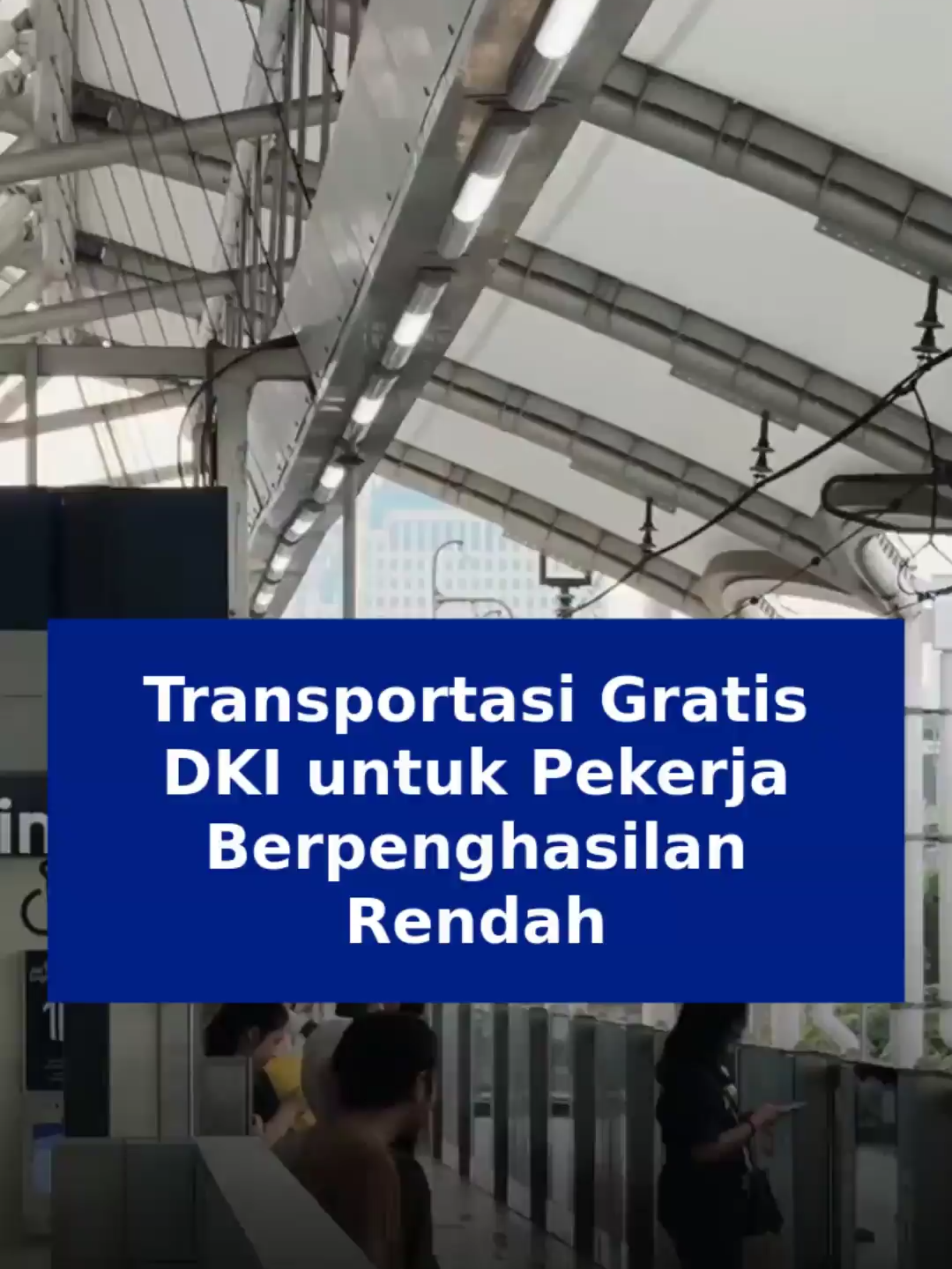 Pemerintah Provinsi DKI Jakarta secara resmi memberikan fasilitas naik transportasi umum secara gratis bagi karyawan swasta yang memiliki penghasilan setara atau di bawah Rp6,2 juta per bulan melalui Peraturan Gubernur (Pergub) Nomor 33 Tahun 2025 tentang Pemberian Layanan Angkutan Umum Massal Gratis yang ditandatangani oleh Gubernur Pramono Anung pada 10 Oktober 2025 dan berlaku surut sejak 7 Mei 2025; langkah ini merupakan perluasan layanan gratis sebelumnya yang hanya menyasar pelajar, lansia, dan penyandang disabilitas, kini pekerja sektor swasta juga dapat menikmati fasilitas serupa asalkan terdaftar sebagai pemegang Kartu Pekerja Jakarta, merupakan penduduk resmi DKI Jakarta berdasarkan NIK atau KTP, dan memiliki penghasilan maksimal 1,15 kali Upah Minimum Provinsi DKI Jakarta atau sekitar Rp6,206,275 per bulan; moda transportasi yang dapat digunakan mencakup Transjakarta, MRT Jakarta, dan LRT Jakarta yang semuanya dioperasikan oleh perusahaan milik daerah, dengan mekanisme pendataan dan verifikasi penerima manfaat dilakukan setiap enam bulan agar subsidi tepat sasaran, sehingga layanan ini akan terus berlaku selama penerima masih memenuhi persyaratan administrasi sesuai Pergub Nomor 33 Tahun 2025, dan diharapkan kebijakan ini bisa mendorong penggunaan transportasi umum, mengurangi kemacetan, serta memberikan keringanan biaya transportasi bagi pekerja swasta bergaji menengah ke bawah di ibu kota. #Jakarta #TransportasiGratis #LRT #MRT #Transjakarta #PekerjaSwasta