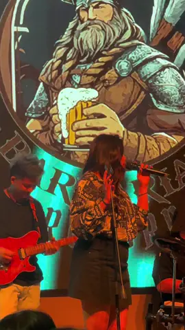 Last week dia nyanyi.. mic di hidung.. malam ni.. saya tertanya2.. mic dia di dahi kali ni hari… 🫣 #sabahancrew_fams #talent #liveband #fyppppppppppppppppppppppp #barbarianreborn 